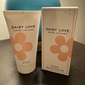 Marc Jacobs Daisy Love Shower Gel in Cream and Peach
